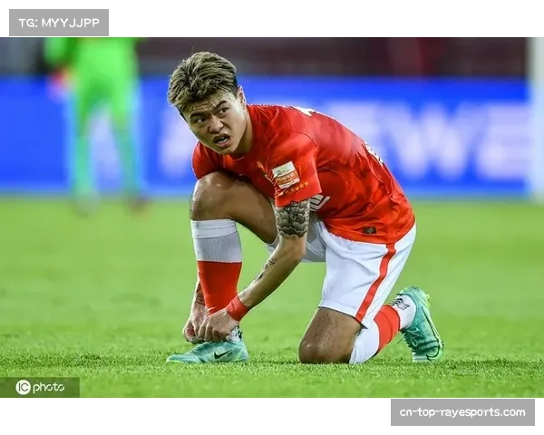 VAR长时间介入,判定西汉姆联进球前对门将犯规在先 VAR长时间介入,判定西汉姆联进球前对门将犯规在先